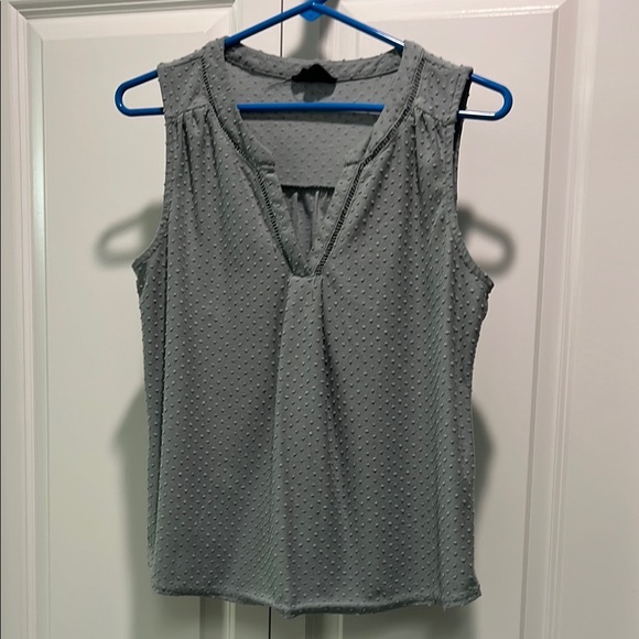 Elegant Green Sleeveless Top - Picture 1 of 3